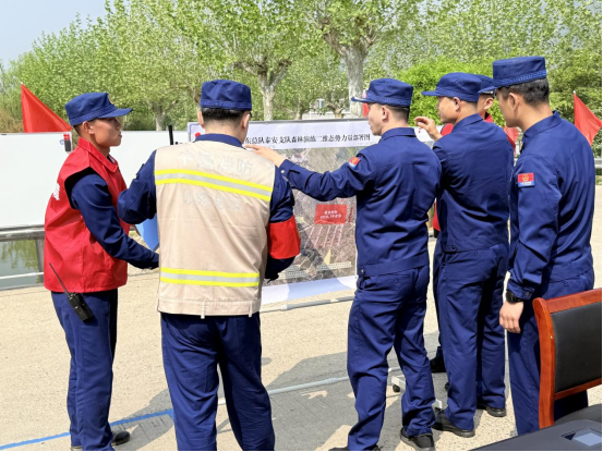 山东省“十大林区”跨区域实战演练现场，灭火作战一张图标绘科目。人民网李子悦 摄